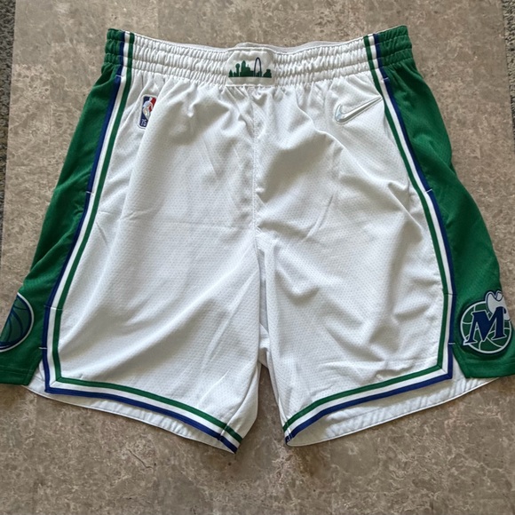 Nike Other - Nike White & Green Men’s Athletic Basketball Shorts